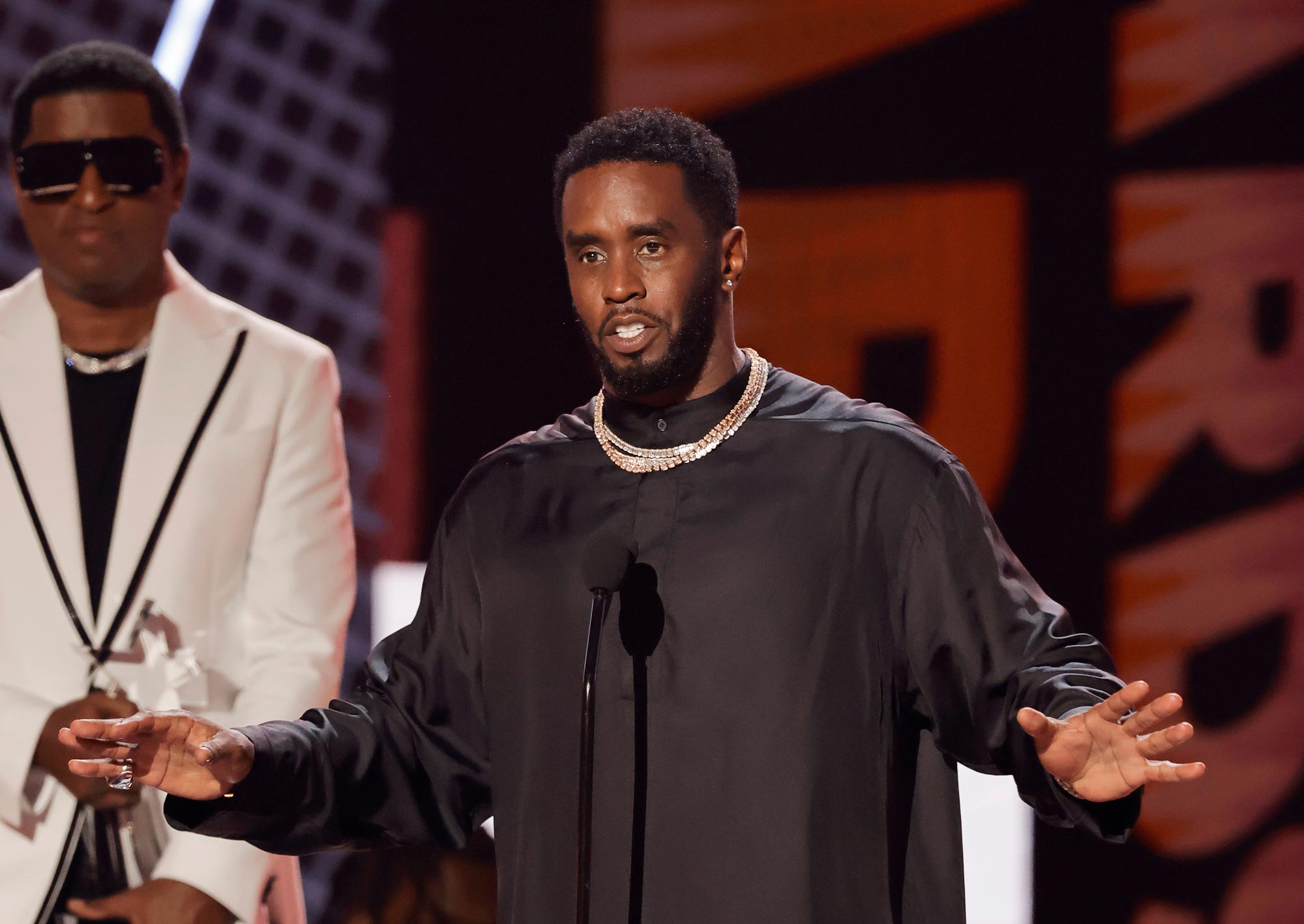 Se ve a Diddy saliendo del hotel esposado en un video de arresto recientemente publicado