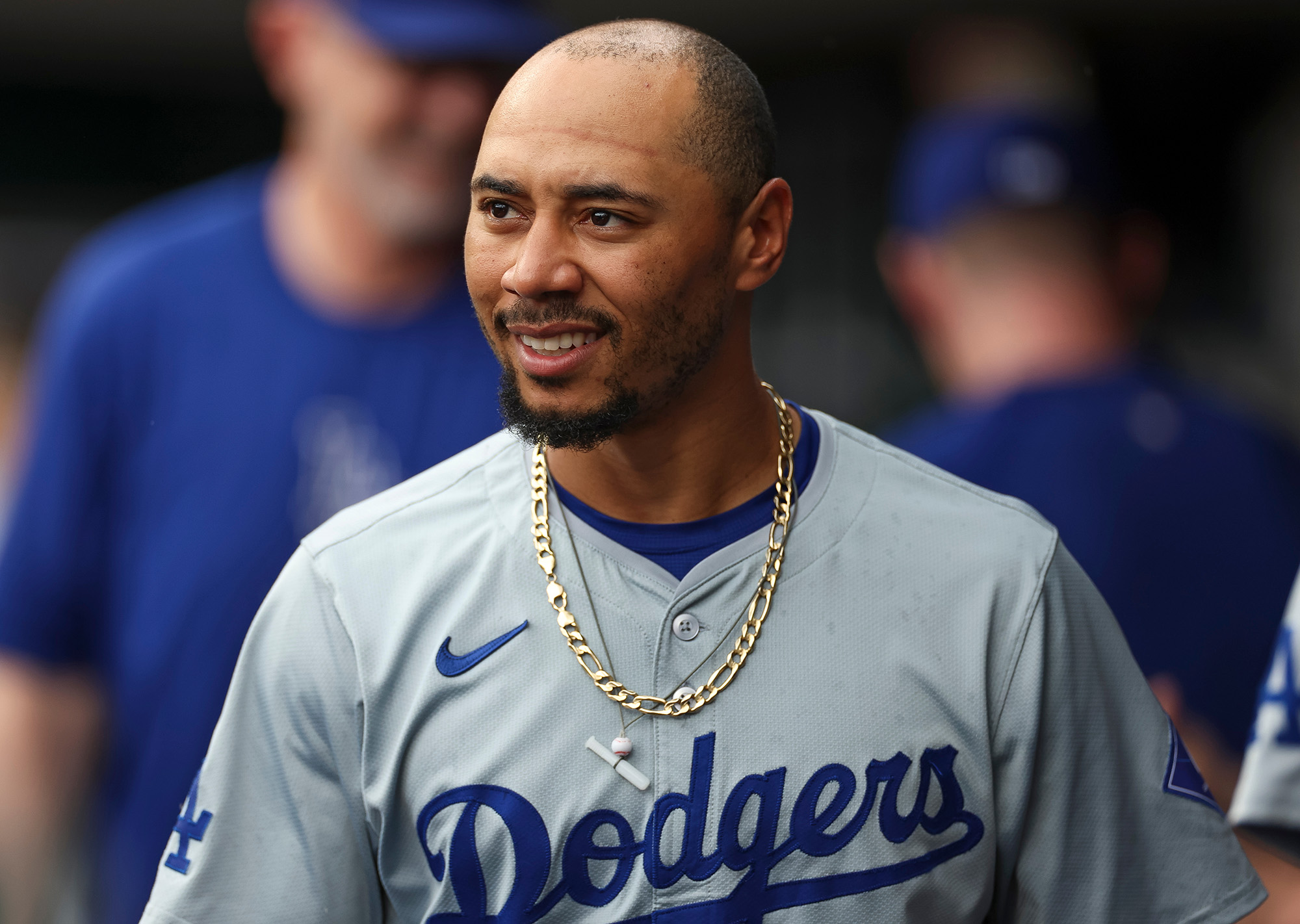 Mookie Betts de los Dodgers amenazó con pelear con Usher si le daba una serenata a su esposa