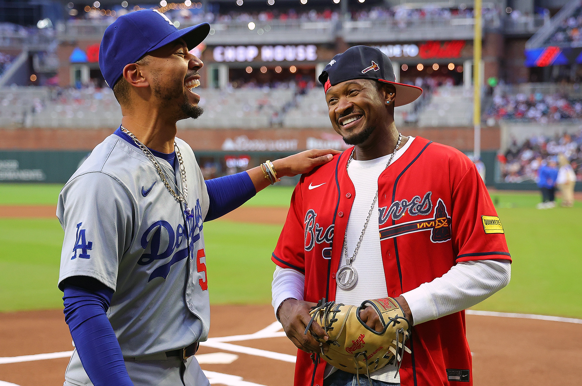 Mookie Betts de los Dodgers amenazó con pelear con Usher si le daba una serenata a su esposa