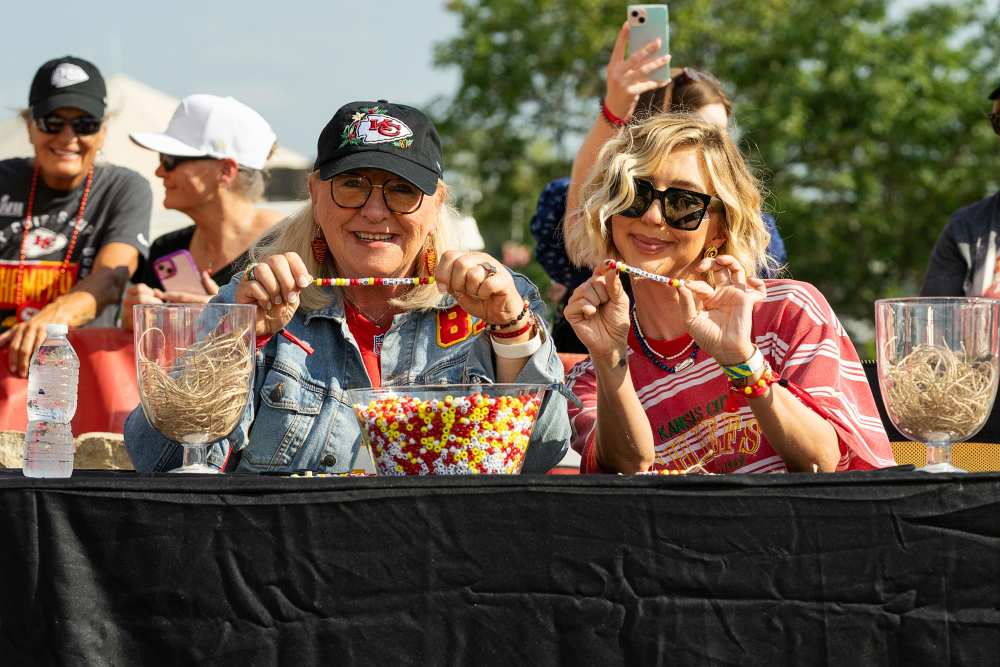 Donna Kelce hizo pulseras de la amistad inspiradas en Taylor Swift en el tailgate previo al juego de los Kansas City Chiefs 656