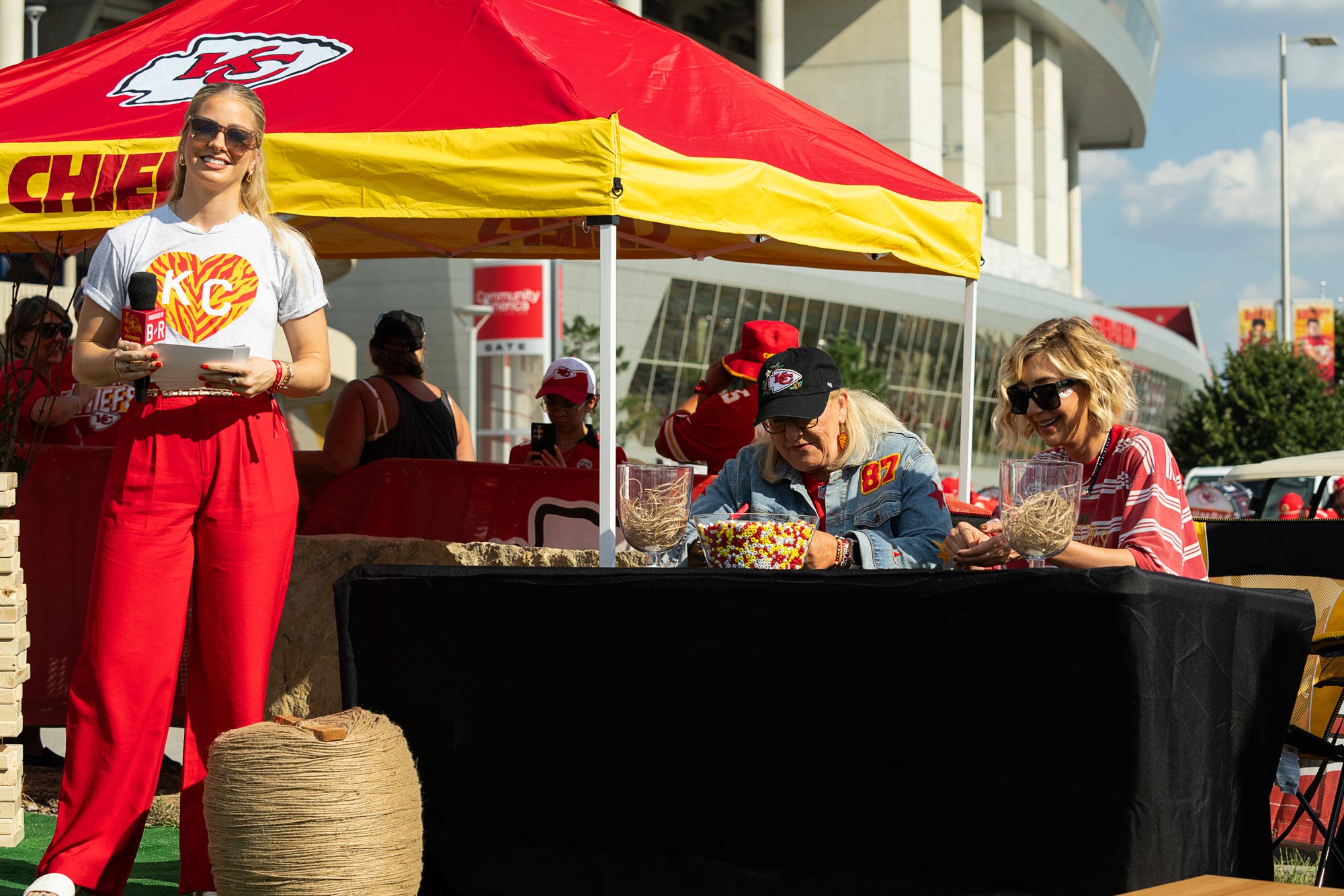 Donna Kelce bastelte bei Chiefs Tailgate Freundschaftsarmbänder mit Promis