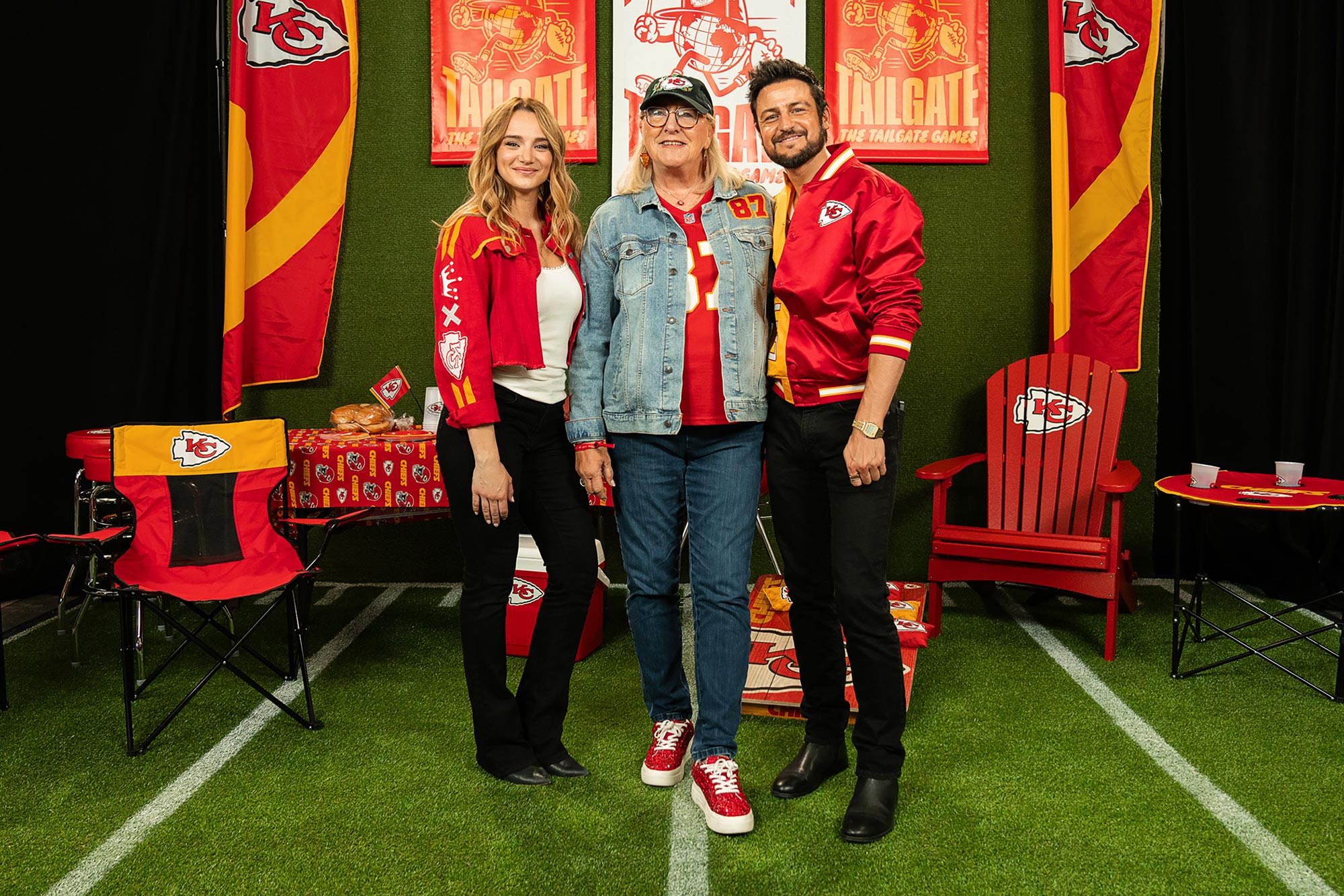 Donna Kelce bastelte bei Chiefs Tailgate Freundschaftsarmbänder mit Promis