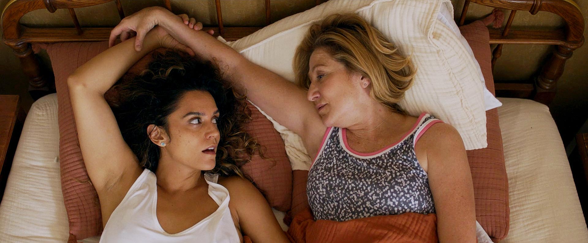 Edie Falco es una divorciada que cuestiona su sexualidad en una nueva película: primer vistazo