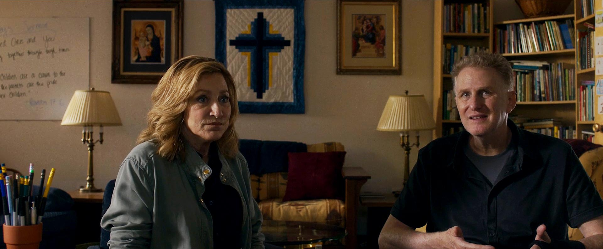 Edie Falco พูดถึงสาเหตุที่บทบาทใหม่ของเธอเข้าถึงได้ง่ายกว่า Carmela Soprano