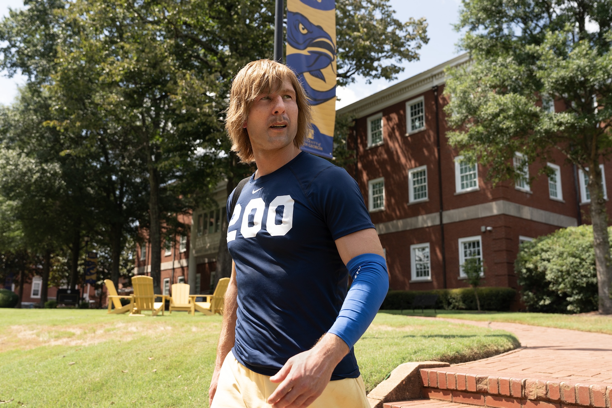 Glen Powell abucheado en el partido de fútbol de la UGA mientras filmaba escenas de 'Chad Powers'