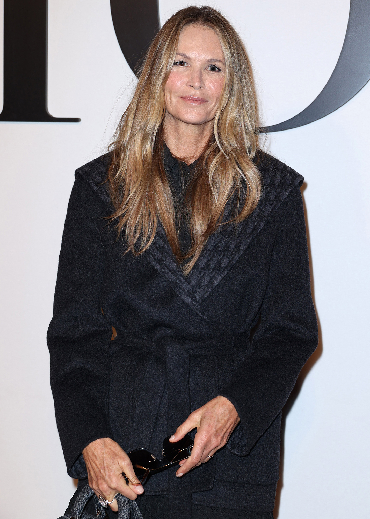 Elle Macpherson und weitere Stars, die nicht-traditionelle Krebsbehandlungen ausprobierten