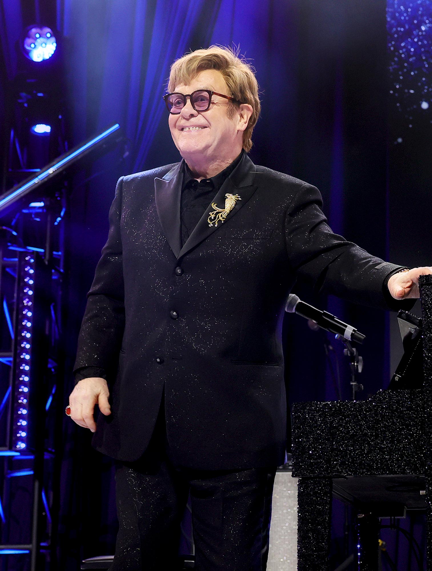 Elton John đang hồi phục sau khi bị 'nhiễm trùng mắt nghiêm trọng' làm hạn chế tầm nhìn của anh ấy