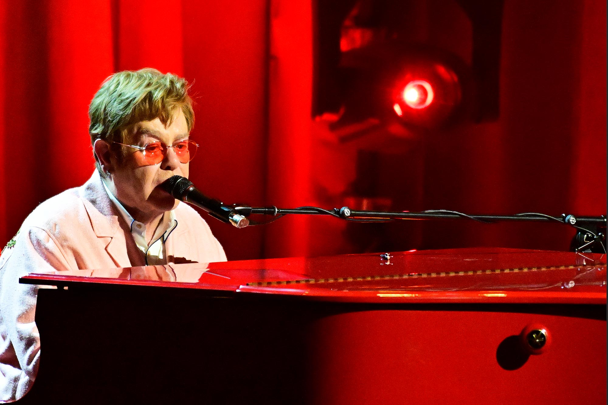 Elton John กำลังฟื้นตัวหลังจาก 'การติดเชื้อที่ดวงตาอย่างรุนแรง' ทำให้การมองเห็นของเขาจำกัด