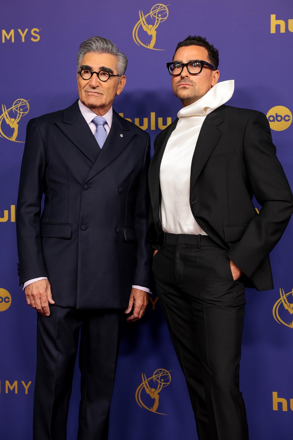 Los presentadores de los Emmy 2024, Eugene y Dan Levy, hacen reír en su monólogo de apertura 104