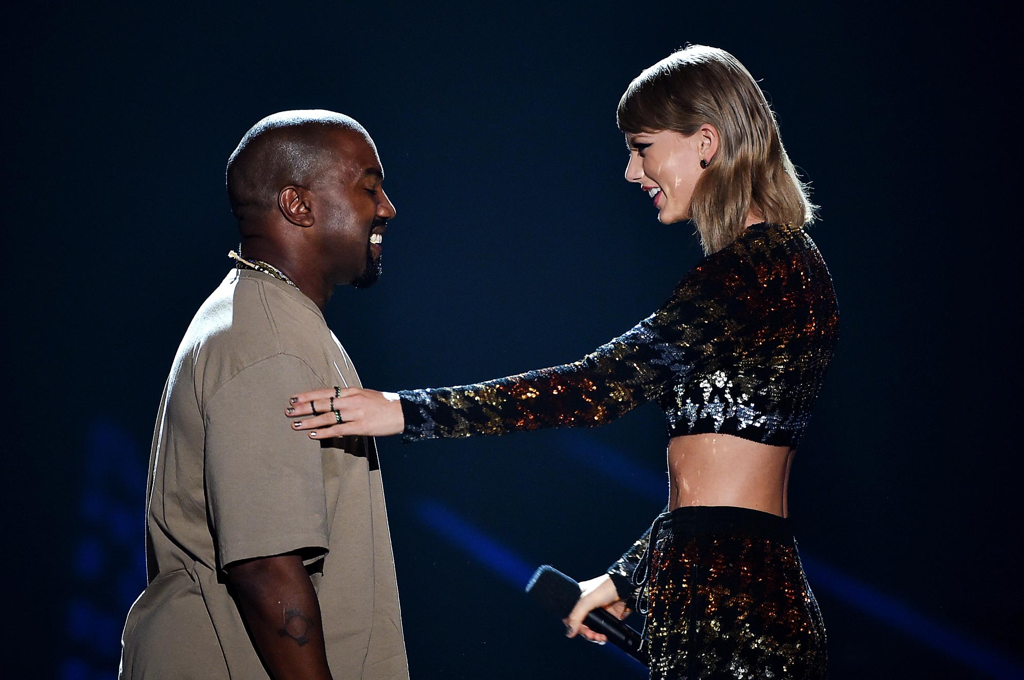 Taylor Swift ve Kanye West Müziklerinde Birbirlerine Her Referans Verdiğinde