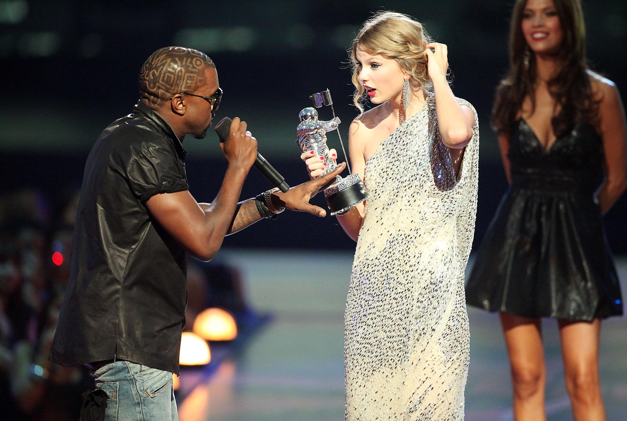 Taylor Swift ve Kanye West Müziklerinde Birbirlerine Her Referans Verdiğinde