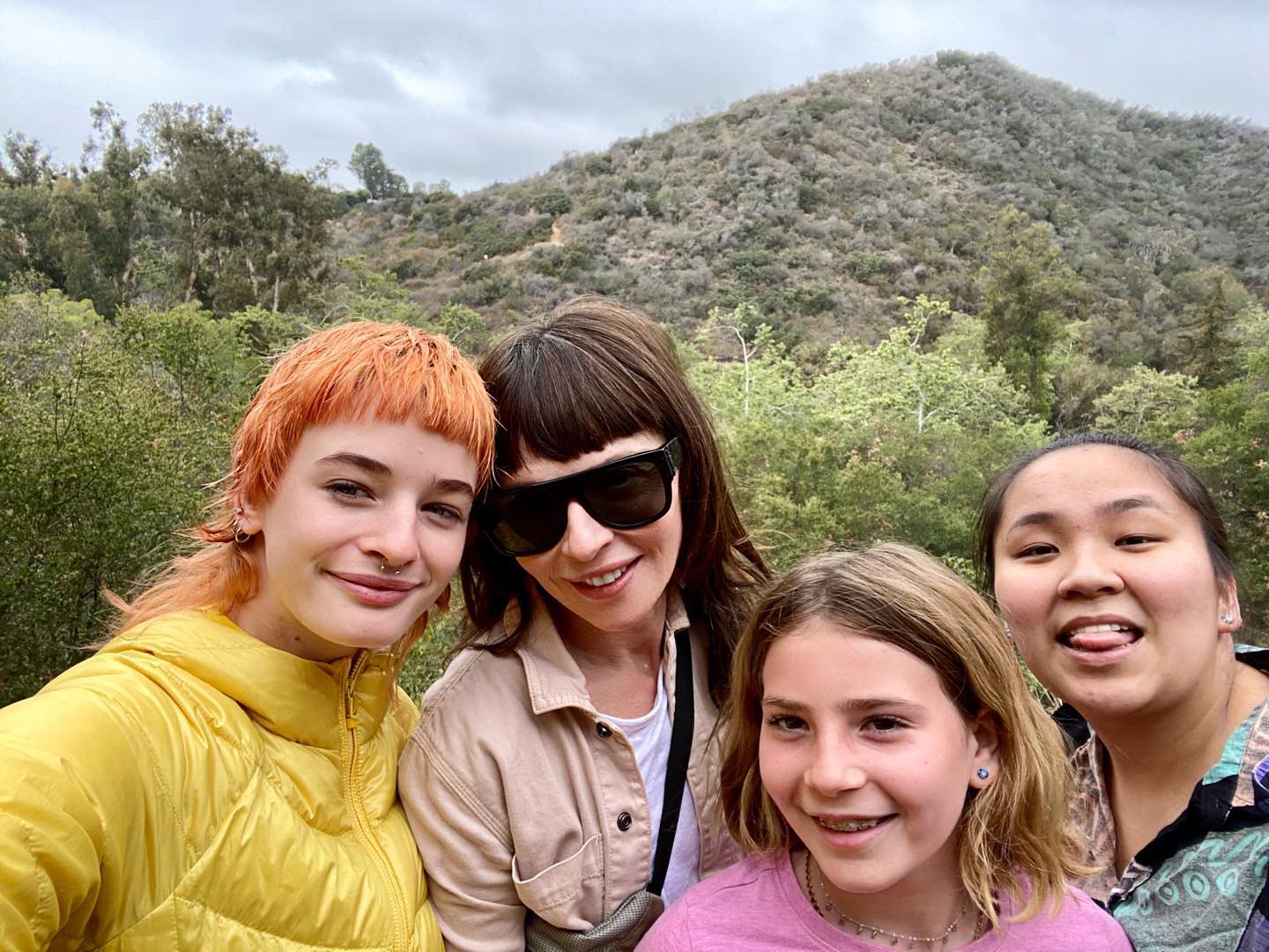 Los hijos de Ewan McGregor posan en el Paseo de la Fama con Mary Elizabeth Winstead