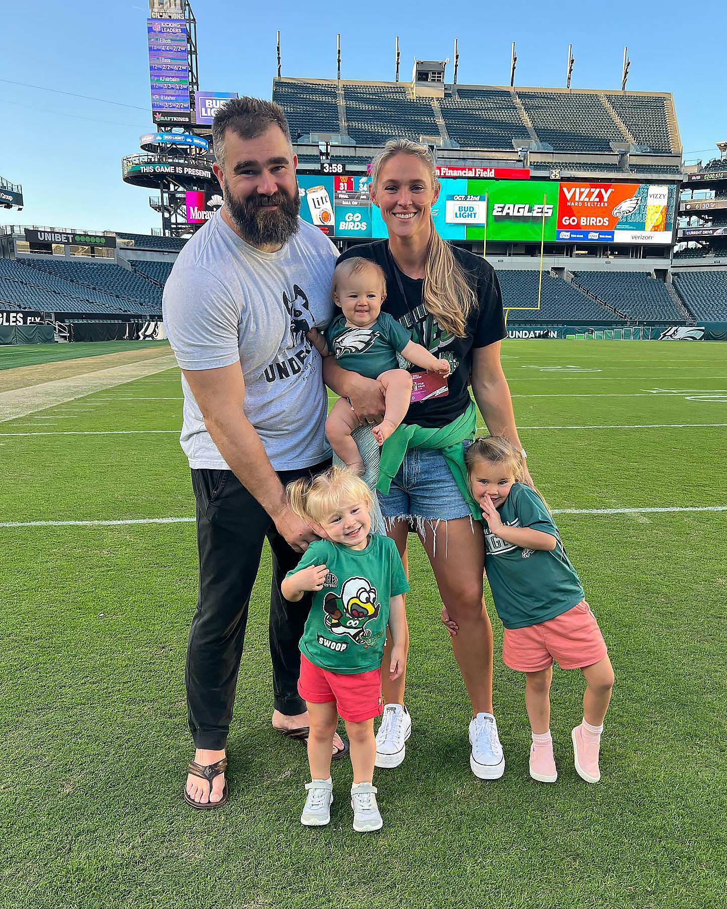 Jason Kelce scherzt über das Treffen seiner Kinder mit „Auntie TayTay’s Cats“