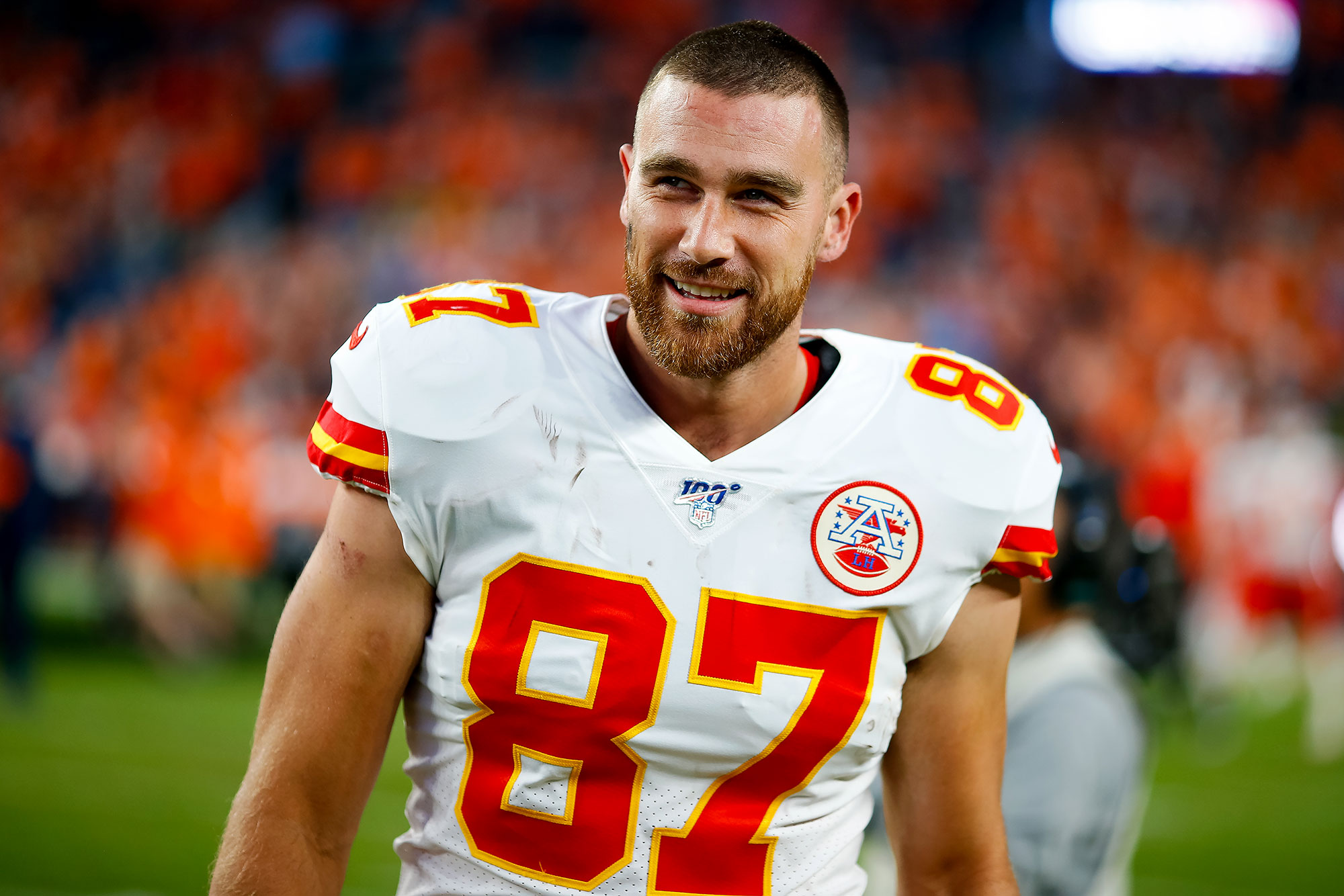 Swifties glauben, Travis Kelce im BTS-Video „Fortnight“ lachen zu hören