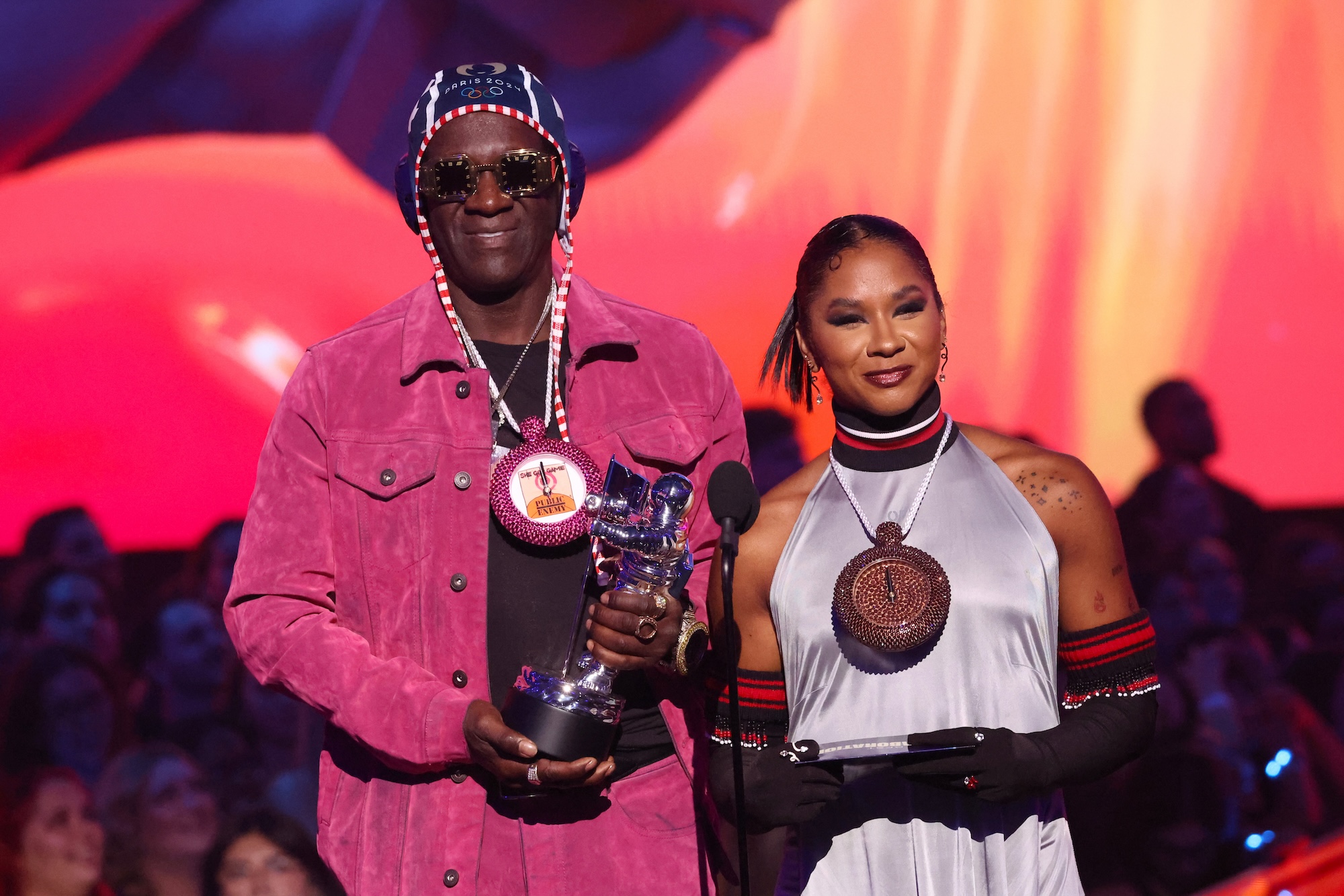 Flavor Flav sorprende a Jordan Chiles con un reloj de bronce y un premio en metálico en los VMA