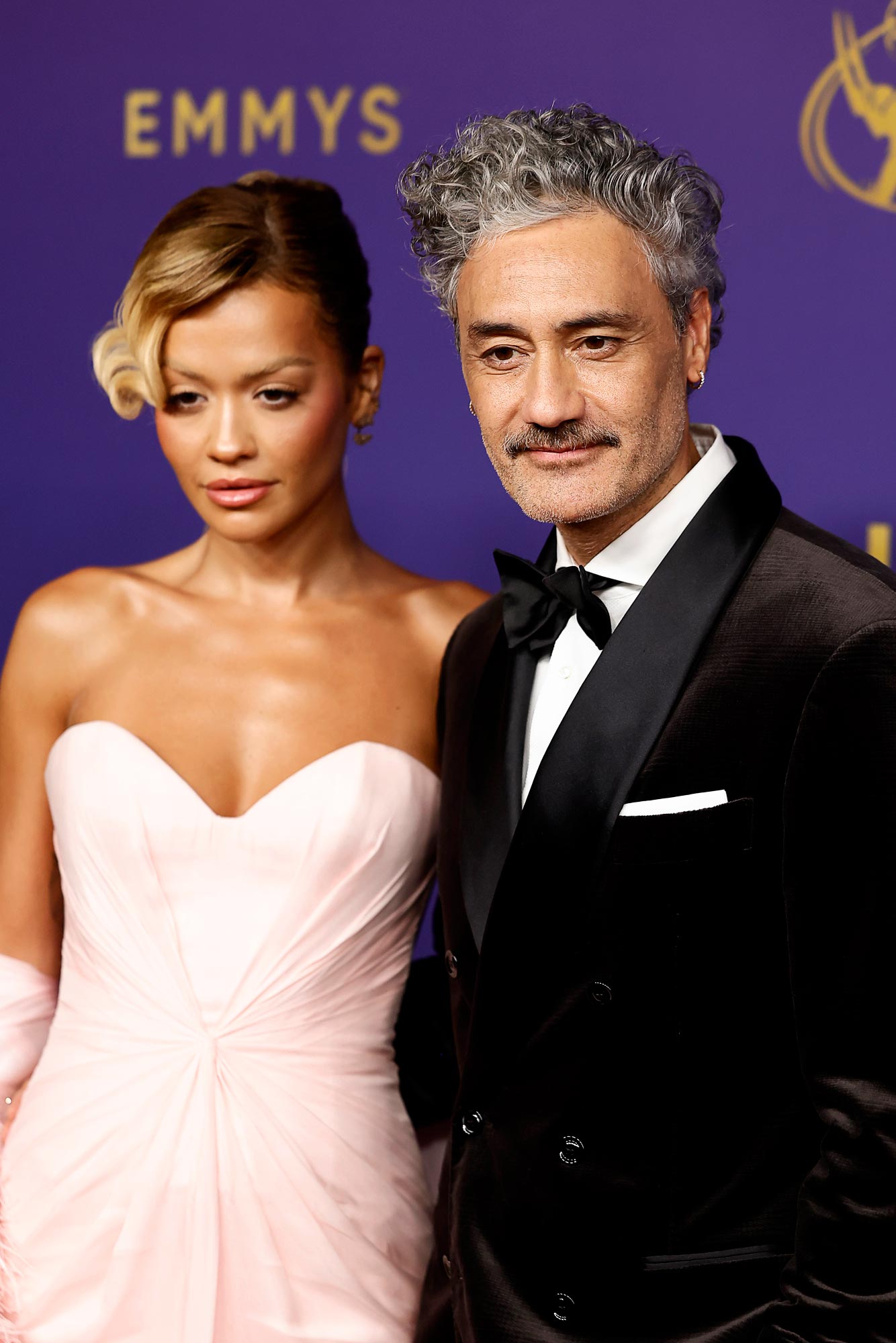 Taika Waititi y Rita Ora tienen una elegante cita nocturna en los Emmy 2024