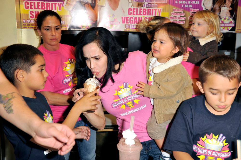 GettyImages-106693754-Nadya-Suleman-y-niños