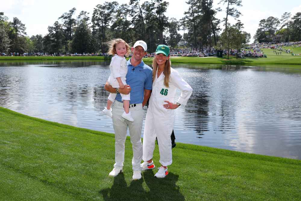 AUGUSTA, GEÓRGIA - 05 DE ABRIL: Rory McIlroy da Irlanda do Norte posa para uma foto com sua esposa, Erica Stoll e sua filha Poppy McIlroy durante a competição Par 3 antes do Masters Tournament de 2023 no Augusta National Golf Club em 05 de abril de 2023 em Augusta, Geórgia. (Foto de Andrew Redington/Getty Images)