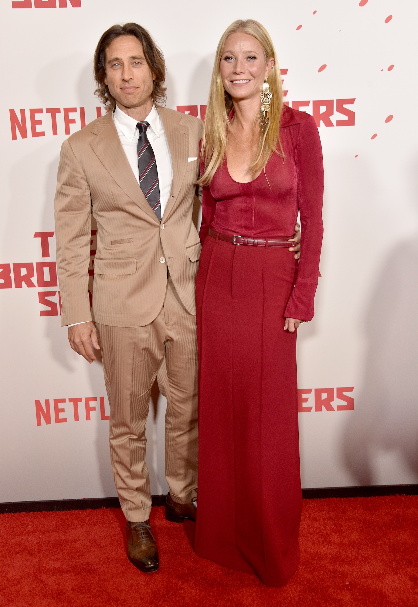 Gwyneth Paltrow และ Brad Falchuk จูบกันอย่างเร่าร้อนในชุดว่ายน้ำของพวกเขา