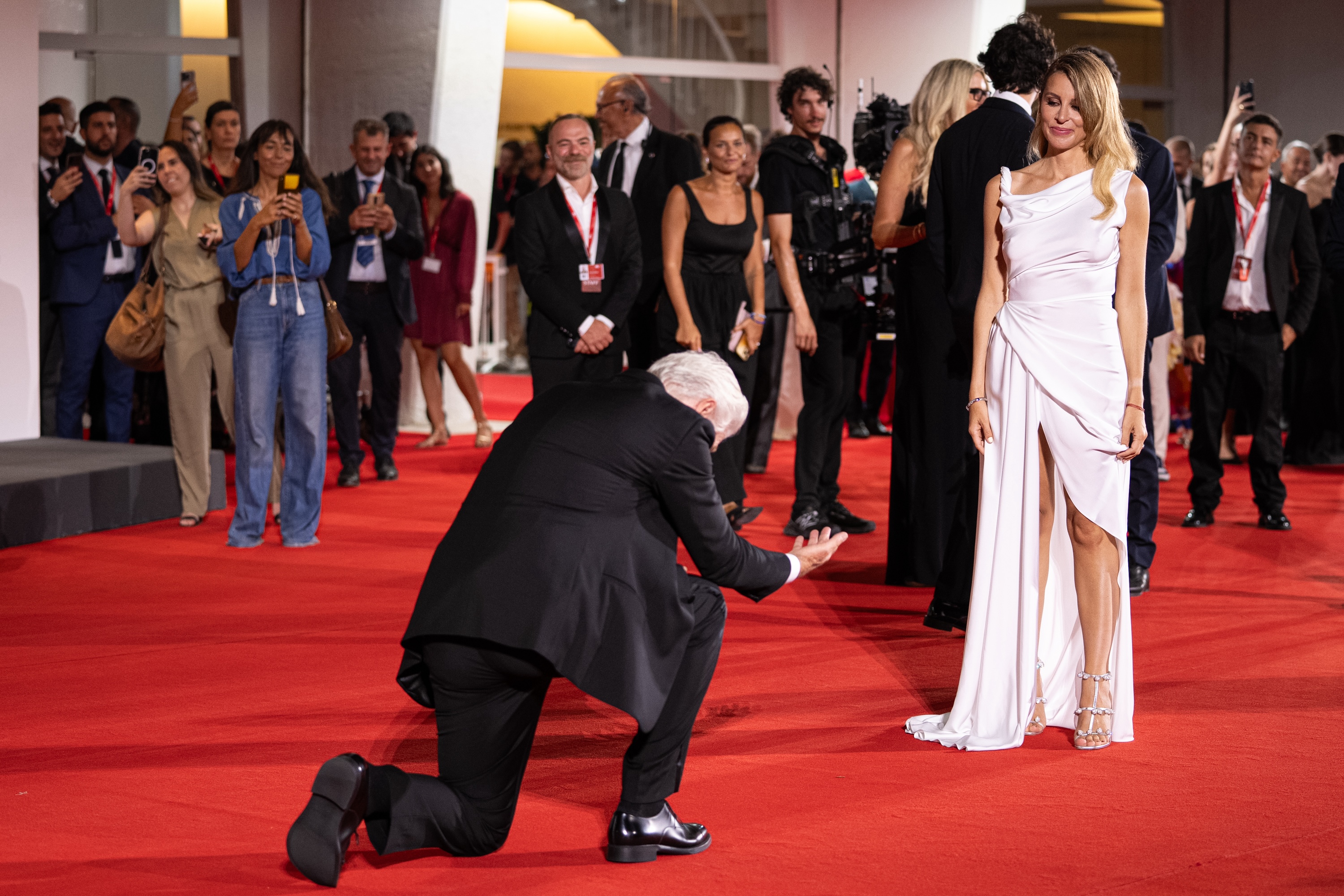 Richard Gere, Kırmızı Halıda Eşi Alejandra Silva'nın Önünde Eğildi