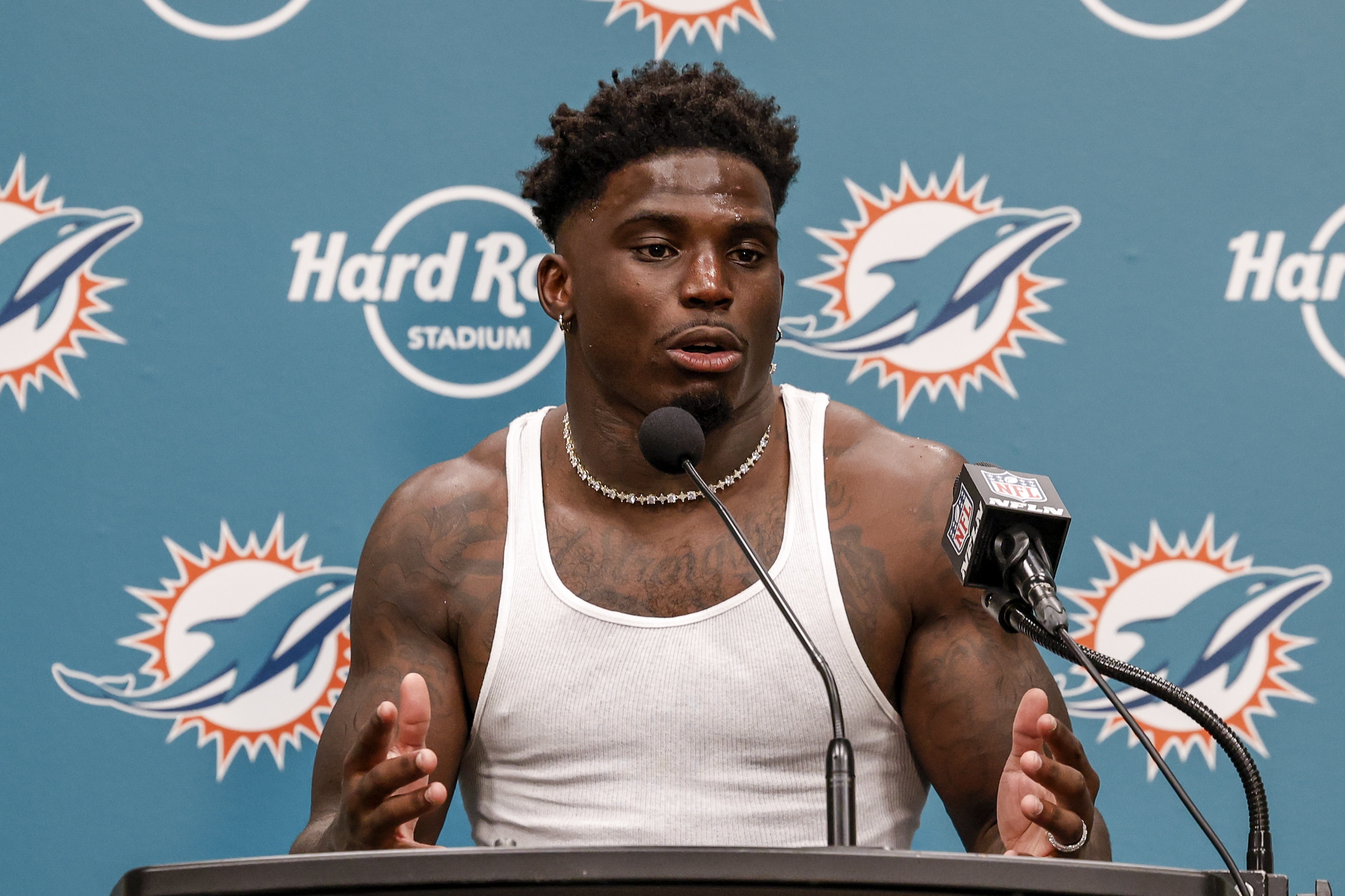 Tyreek Hill của Miami Dolphins phá vỡ sự im lặng sau khi bị cảnh sát bắt giữ