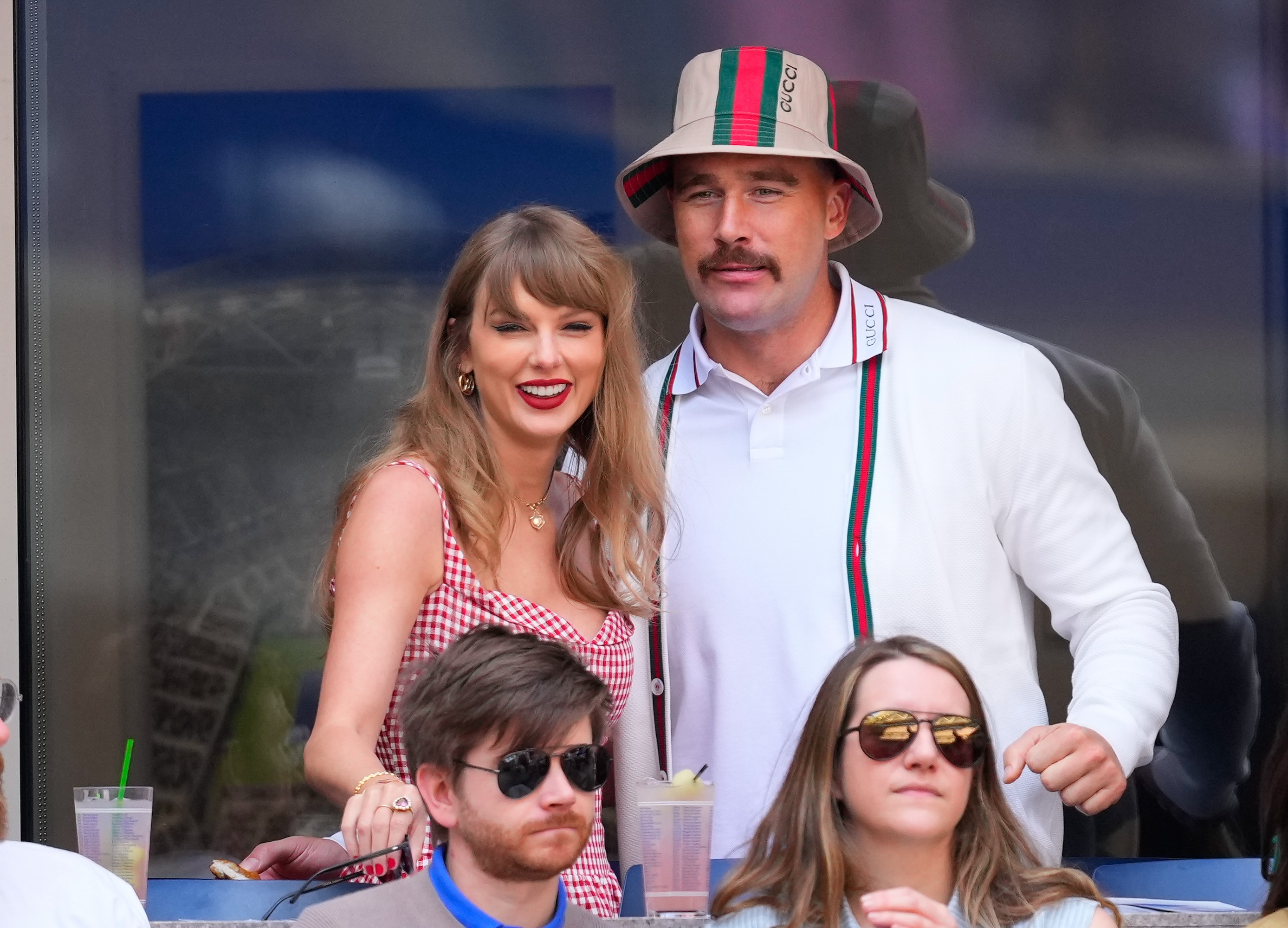 โปสเตอร์ 'Eras ​​Tour' ของ Taylor Swift มีกรอบอยู่ในชุด NFL ของ Travis Kelce