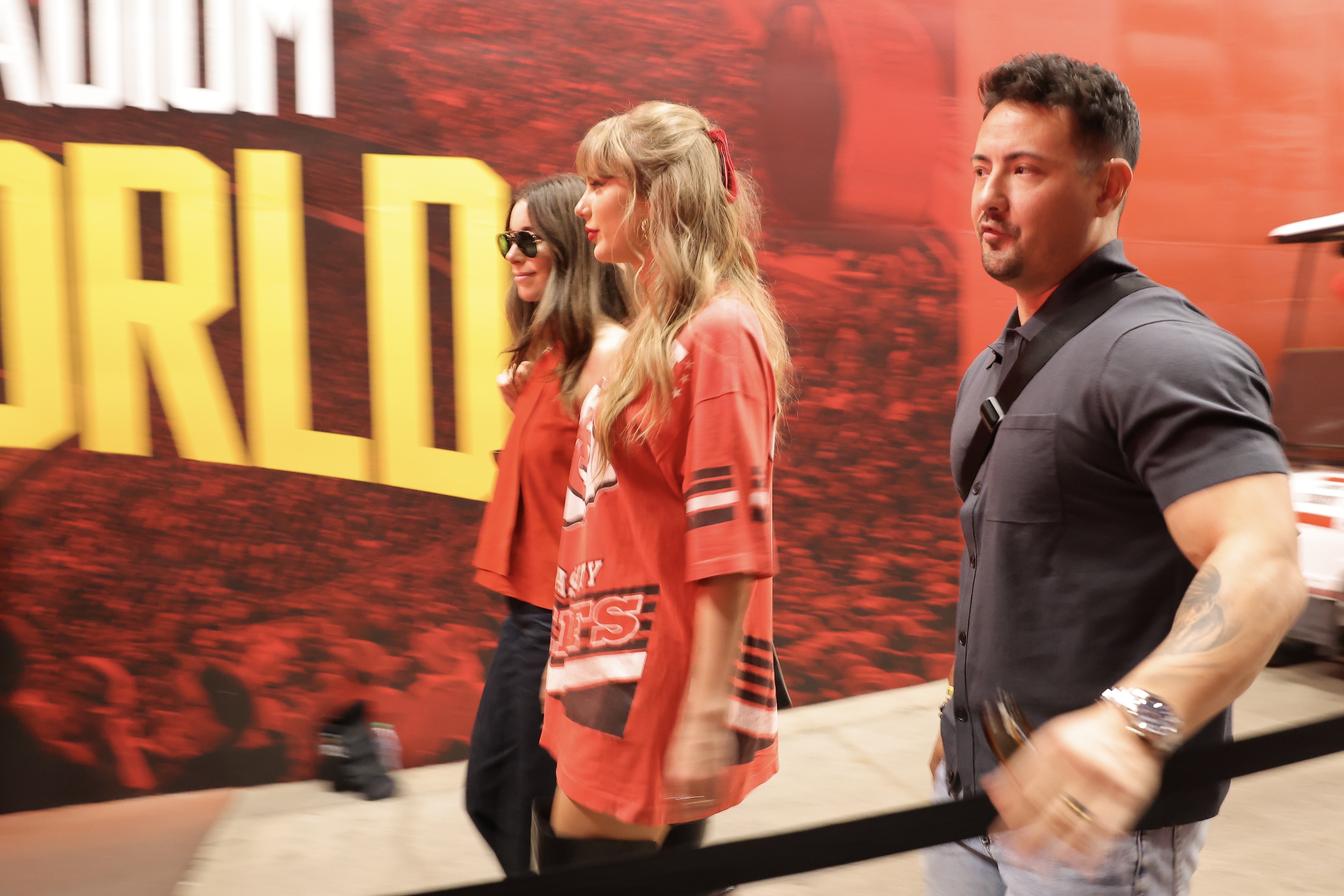 Brittany Mahomes ถ่ายทอดสไตล์ Game Day ของ Taylor Swift ที่ Chiefs Game