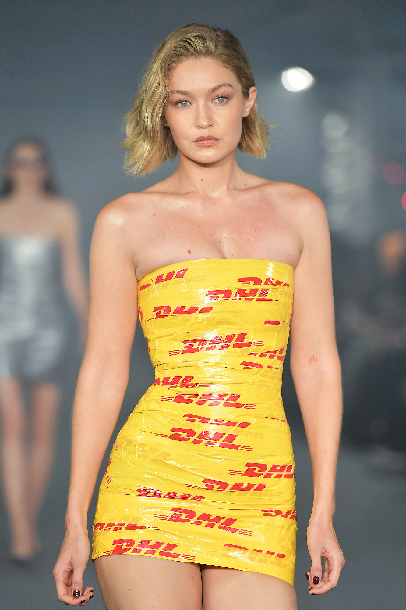 Gigi Hadid envolve seu corpo em fita de embalagem DHL para exposição da Vetements em Paris