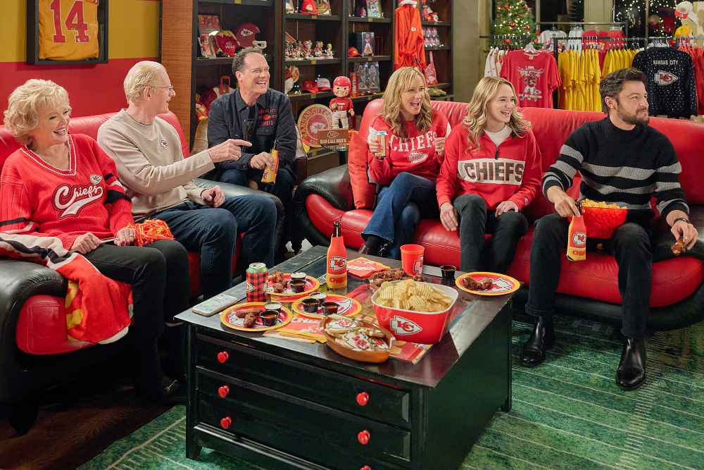 O primeiro olhar da Hallmark para 'Holiday Touchdown: A Chiefs Love Story' tem Donna Kelce e uma referência a Taylor Swift