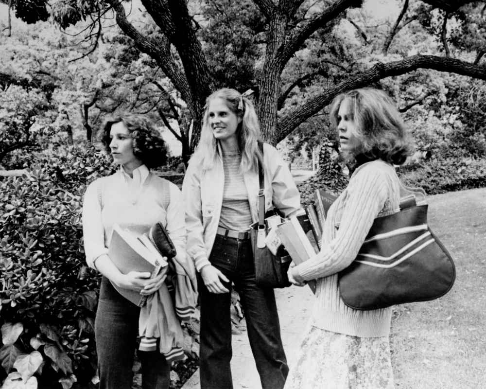 Kiri ke kanan: Nancy Kyes, PJ Soles dan Jamie Lee Curtis di Halloween (1978)