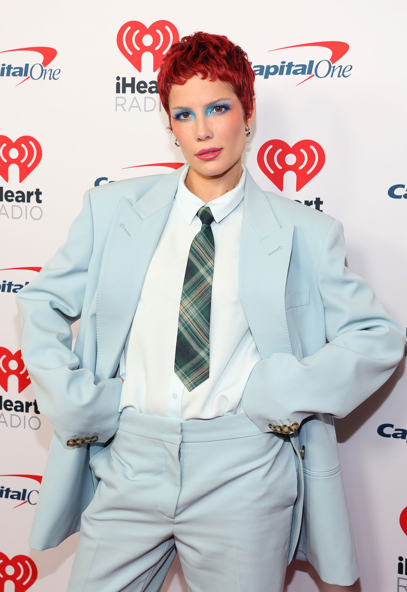 Halsey estuvo hospitalizada durante varios días después de una convulsión 'muy aterradora'