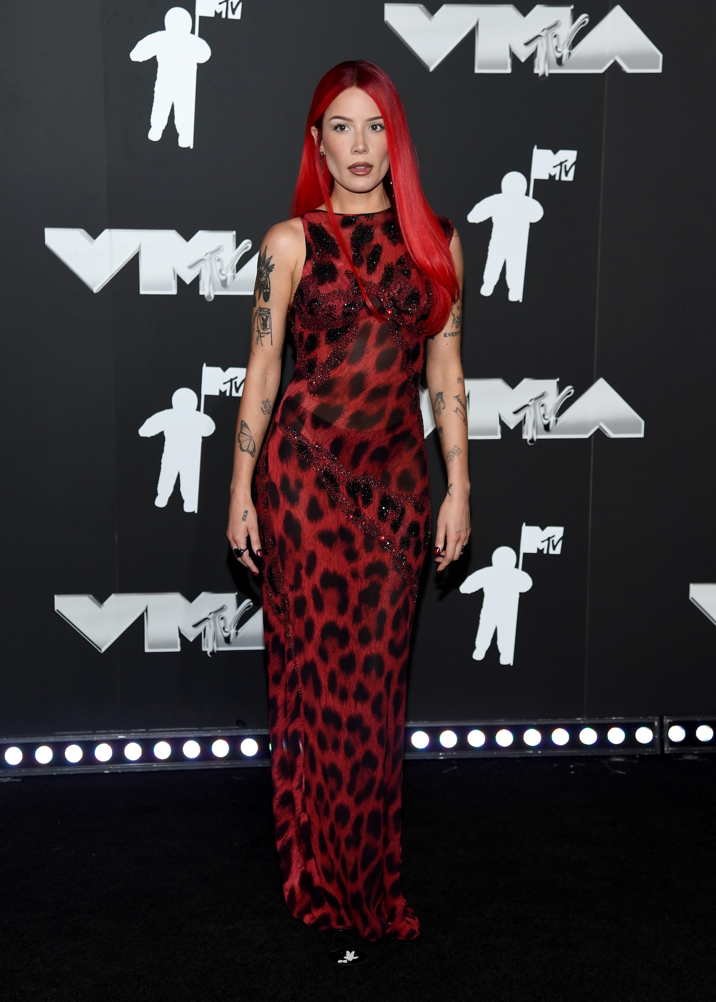 Halsey läuft im Kampf um die Gesundheit alleine über den roten Teppich der VMA