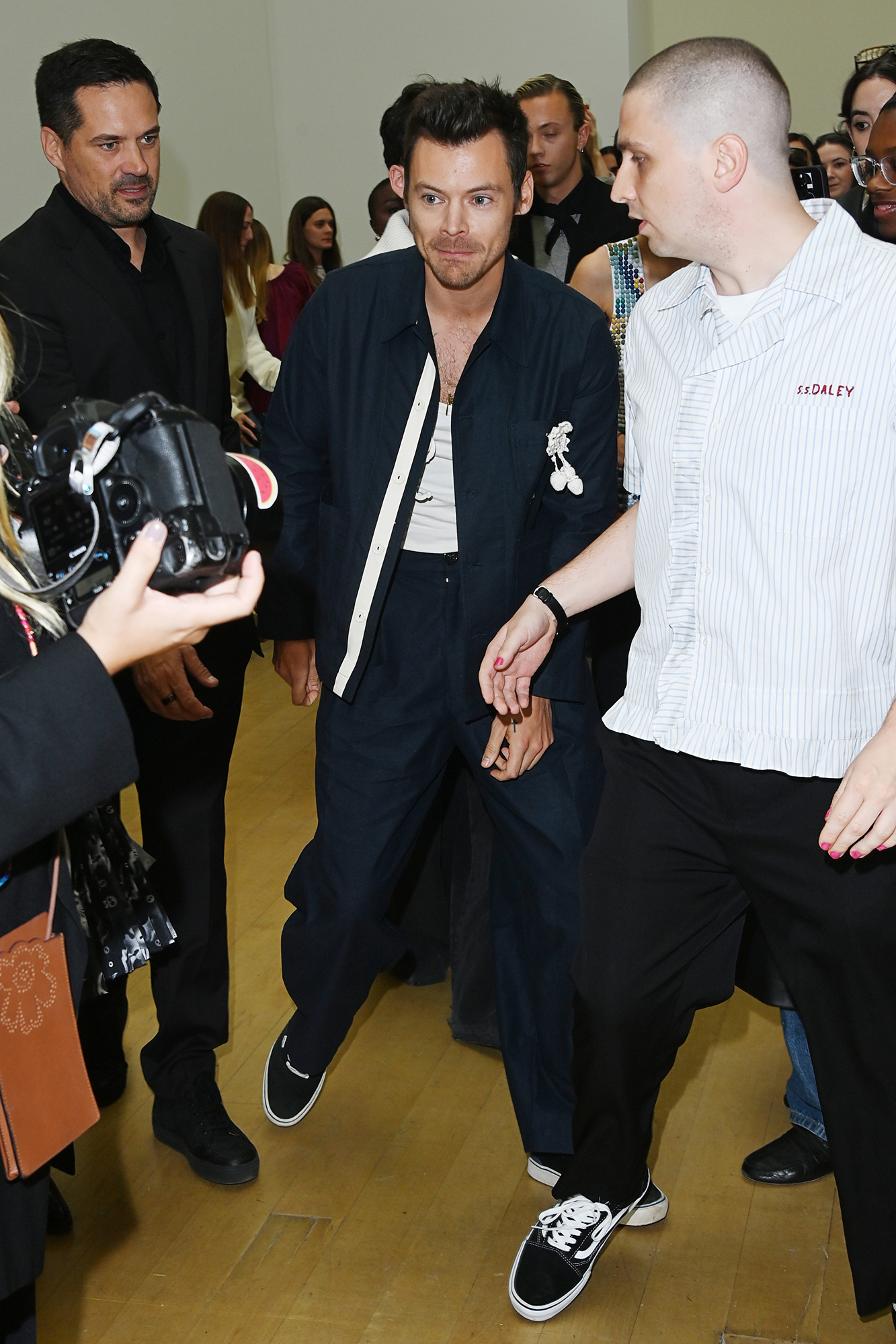 Harry Styles bleibt bei seiner ersten London Fashion Week seit einem Jahrzehnt stilvoll