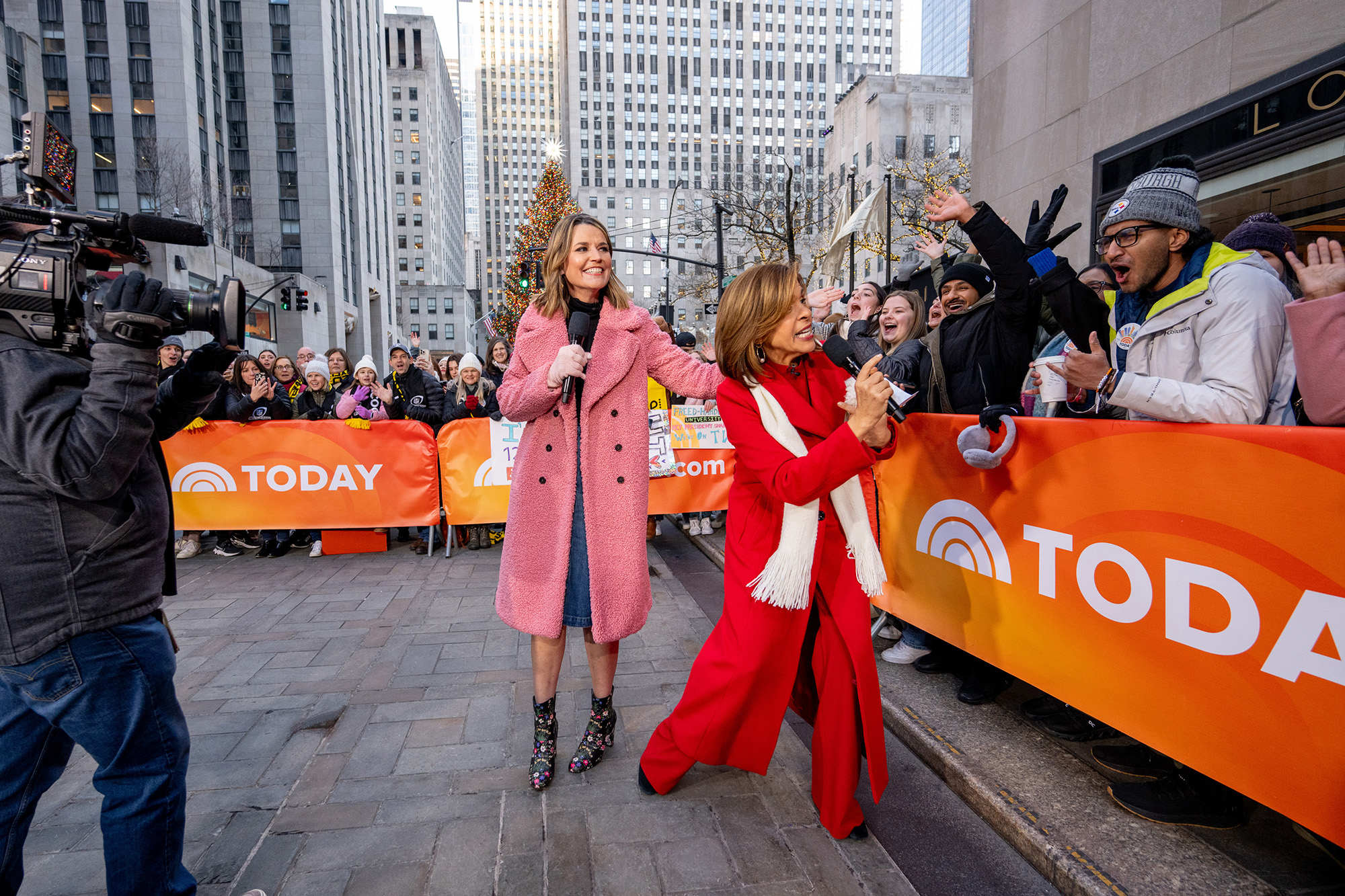 Teary Hoda Kotb ประกาศว่าเธอกำลังจะออกจากรายการ 'Today'