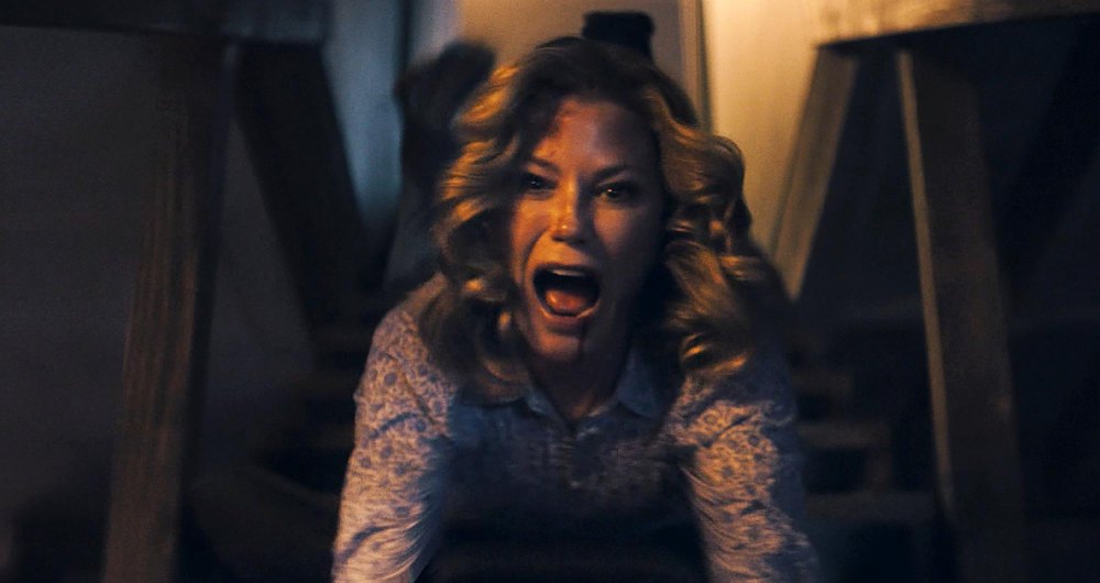 O trailer de Hysteria apresenta Julie Bowen que está atormentada e impotente em meio ao medo de Satanás.