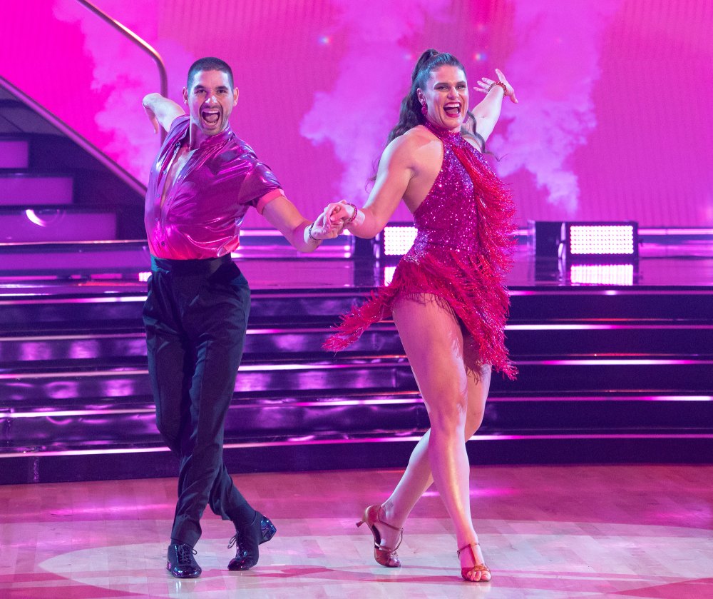 Vestido DWTS de Ilona Maher manchou as mãos de rosa