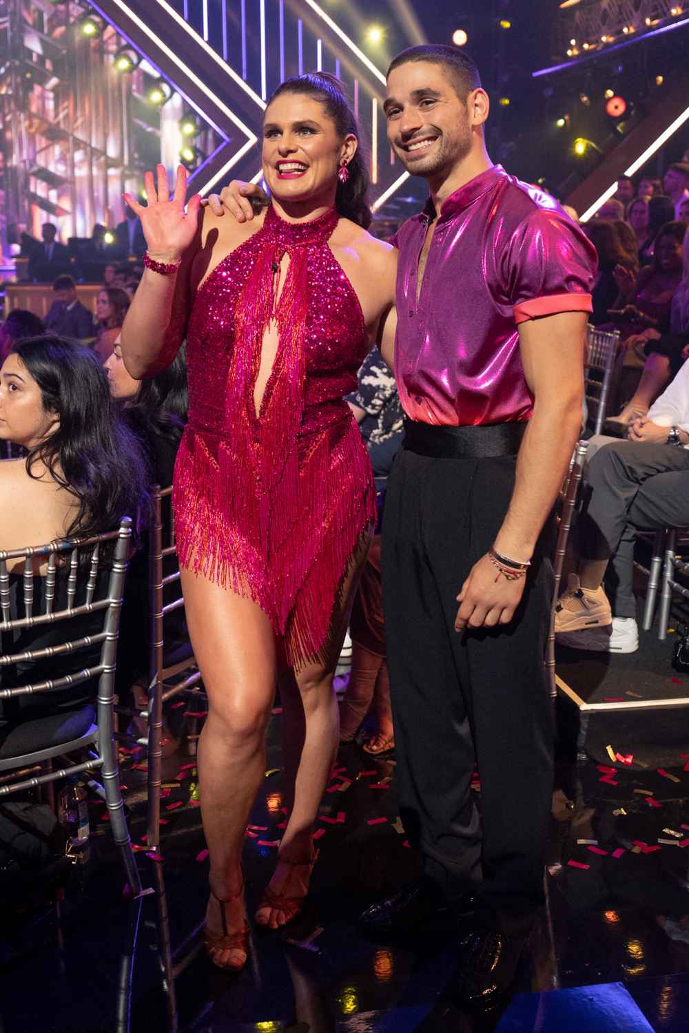 Vestido DWTS de Ilona Maher manchou as mãos de rosa