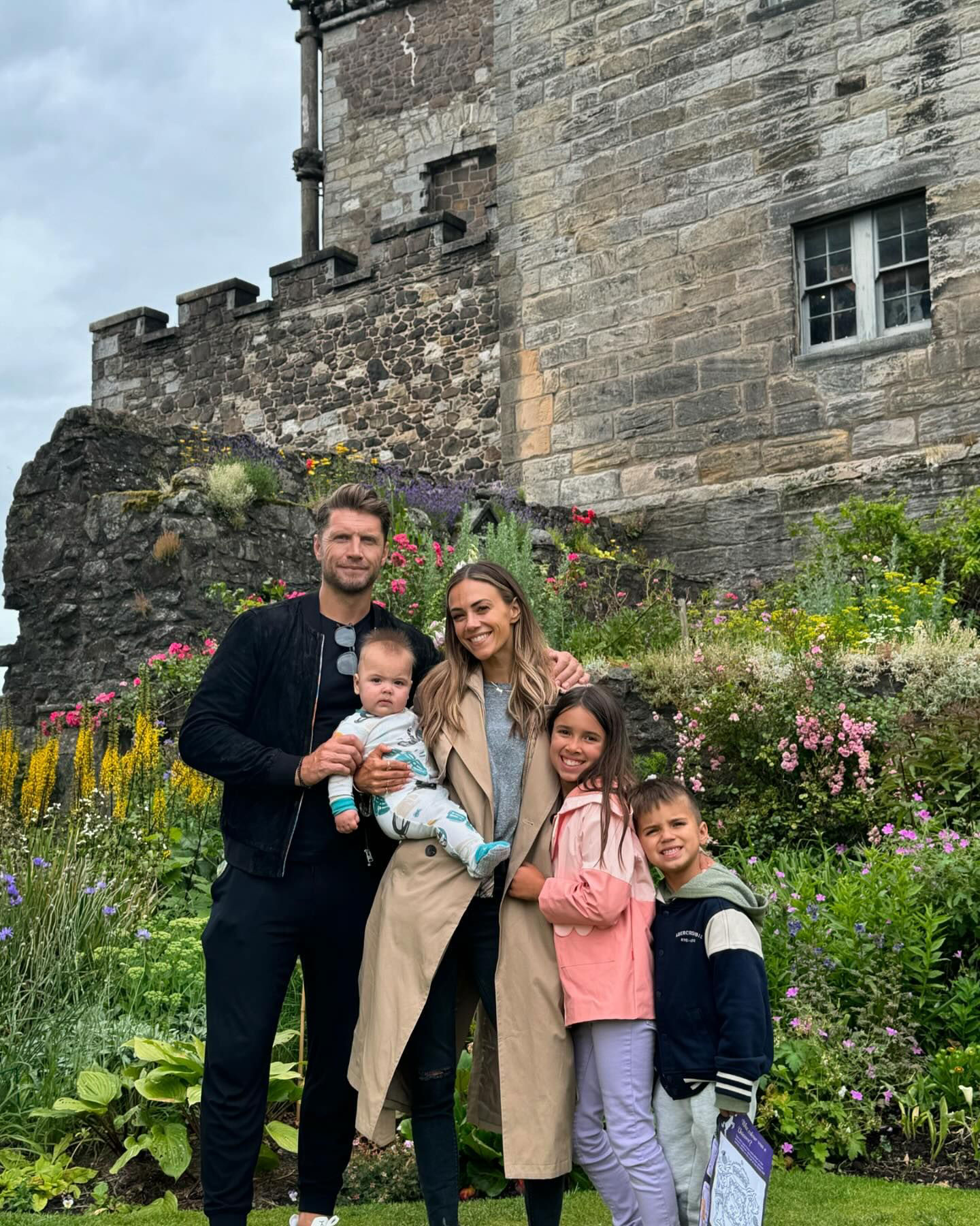 Jana Kramer fala sobre como criar uma família mesclada com o novo marido Allan Russell