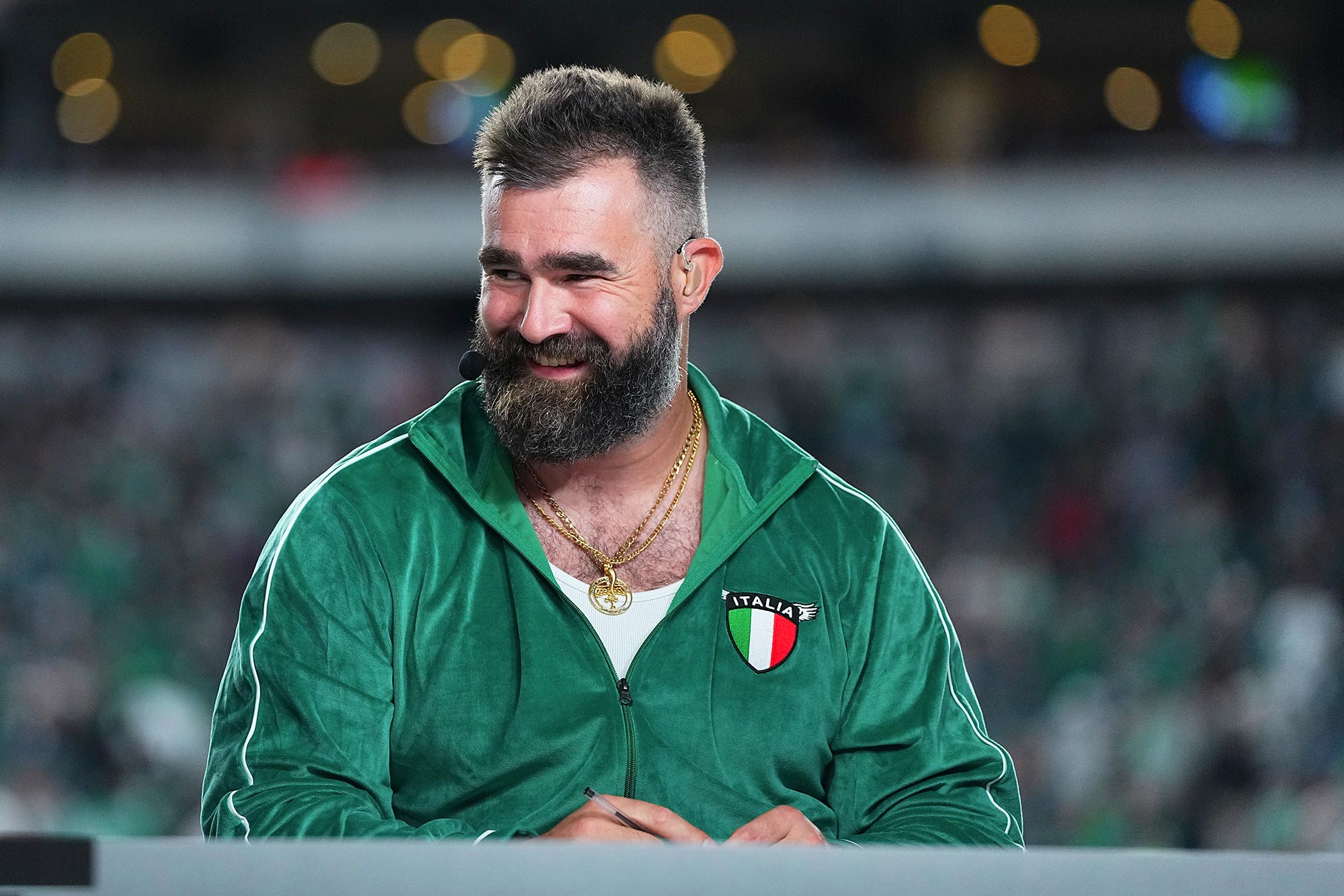 Jason Kelce explica por que o agasalho de veludo viral tinha remendos italianos