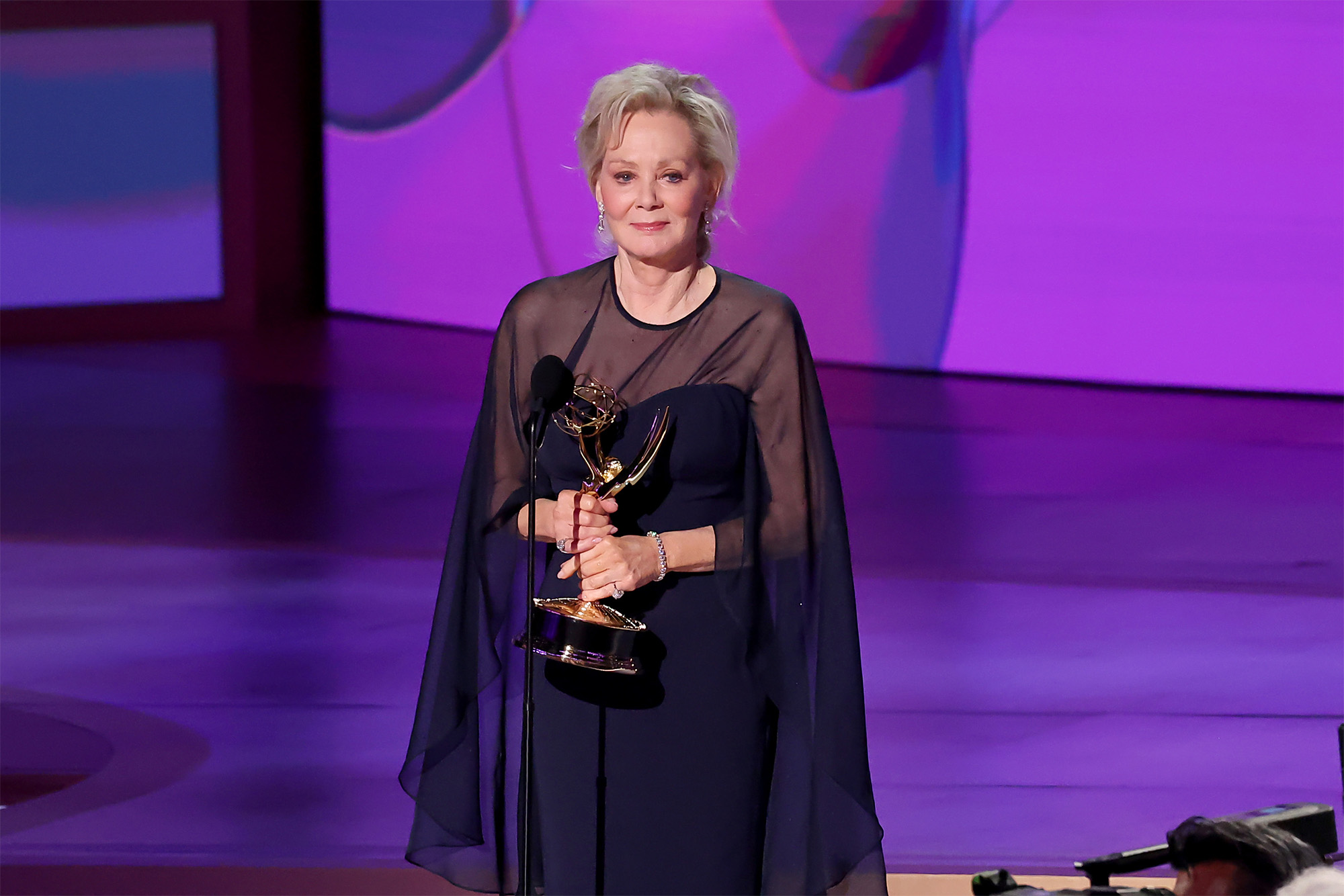 Jean Smart recibe una gran ovación después de ganar el premio a la mejor actriz de comedia