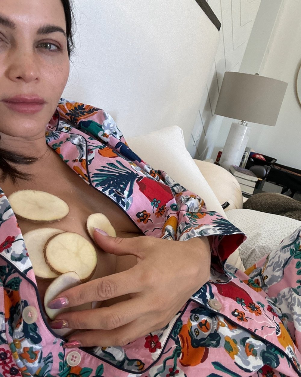 Jenna Dewan explica cómo ponerse rodajas de patata en el pecho para la mastitis