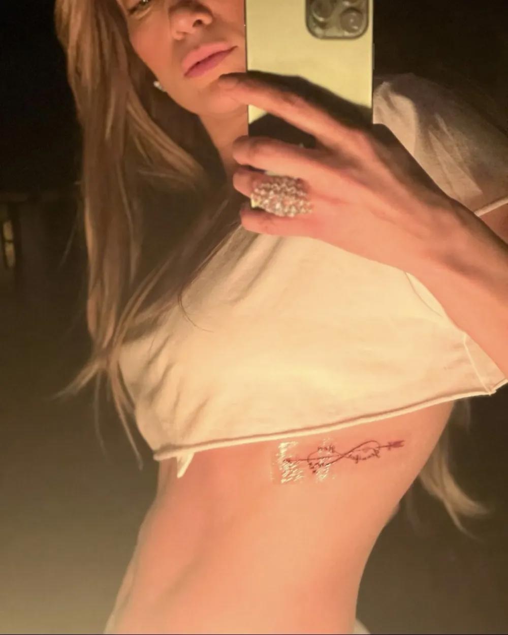 Jennifer Lopez cobre tatuagem de compromisso de Bennifer no tapete