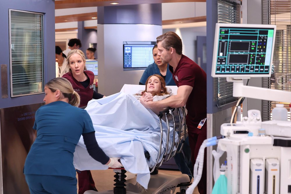 Jessy Schram dice que el drama de Chicago Med Pawel crea un conflicto entre Hannah y Ripley se burla del romance