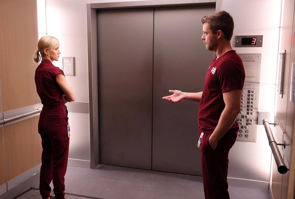 Jessy Schram dice que el drama de Chicago Med Pawel crea un conflicto entre Hannah y Ripley se burla del romance