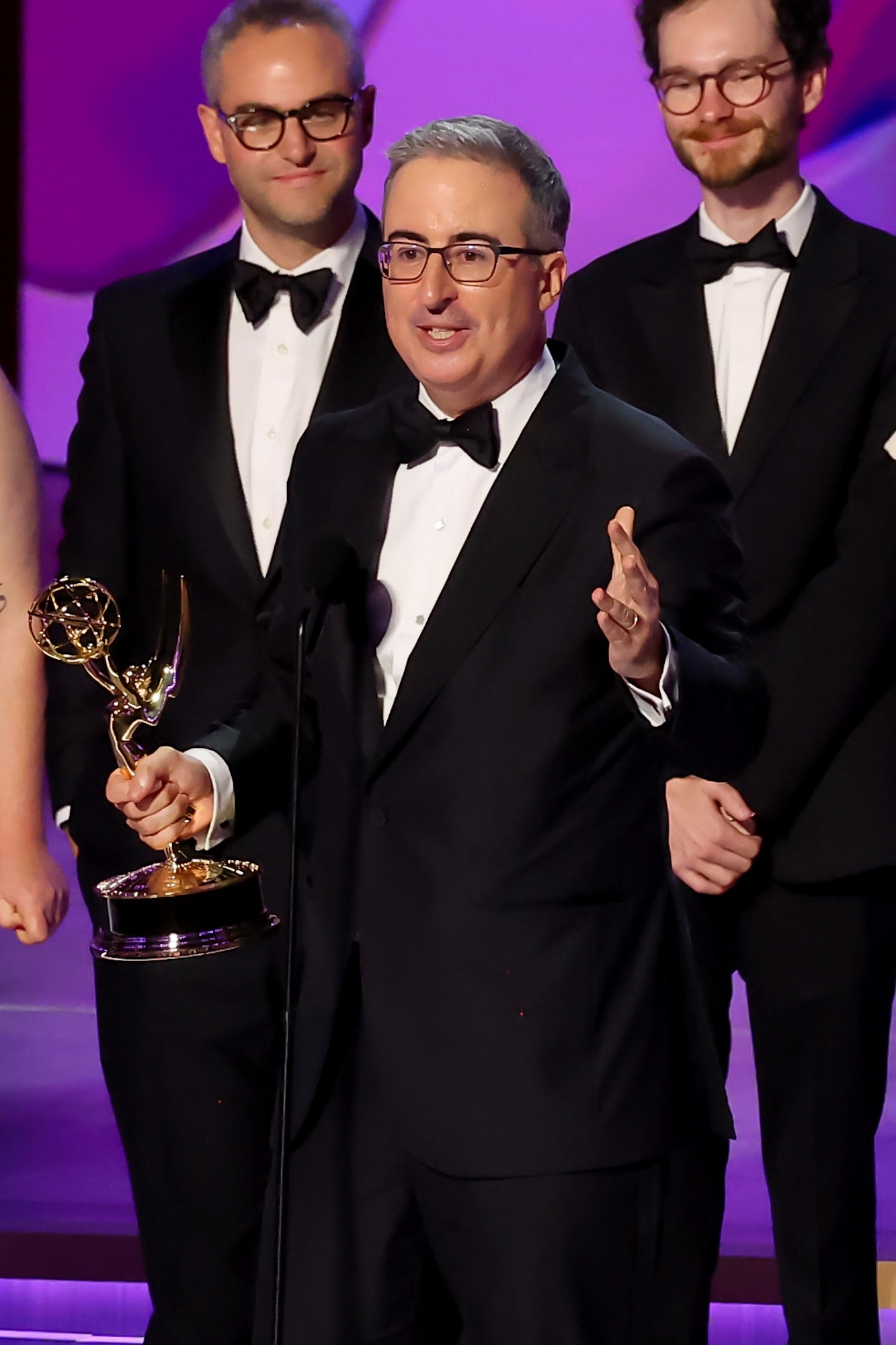 John Oliver thương tiếc con chó chết trong bài phát biểu lịch sử hỗn loạn ở Emmys 2024