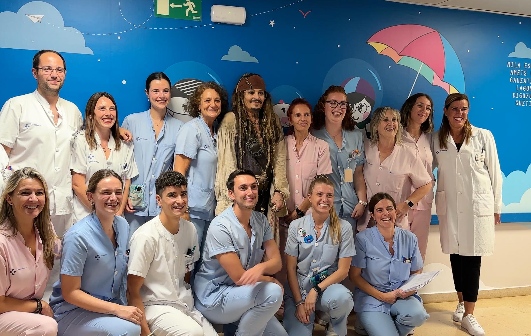 Johnny Depp se transforma no capitão Jack Sparrow em doce visita ao hospital