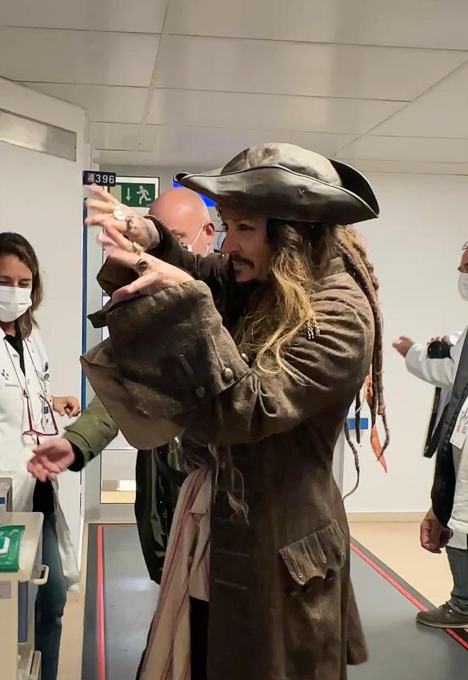 Johnny Depp se transforma de volta no capitão Jack Sparrow durante a doce visita ao hospital 793