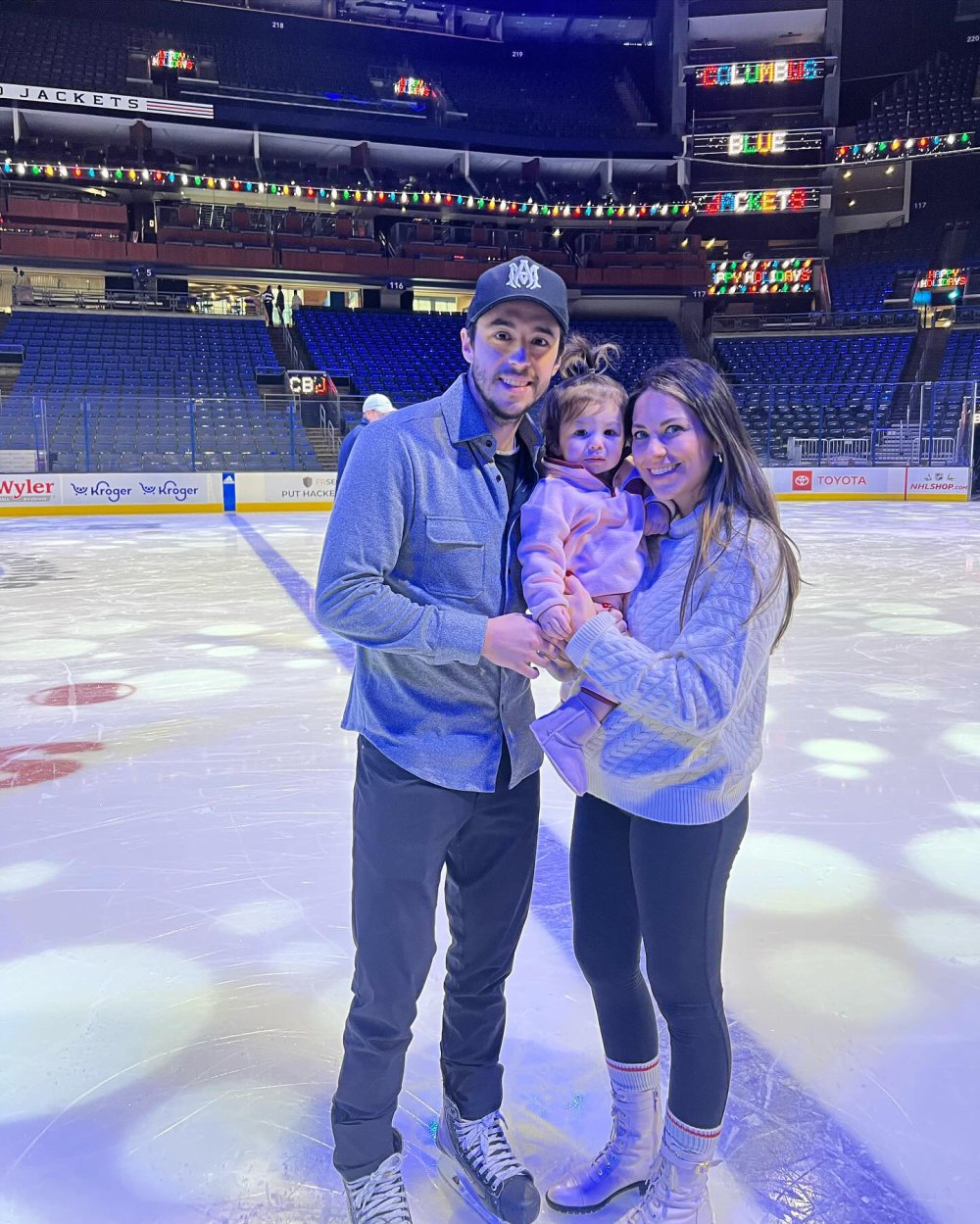 La hija de Johnny Gaudreau, Noah, muestra sus habilidades de hockey en un lindo video con la hermana de Johnny, Katie.