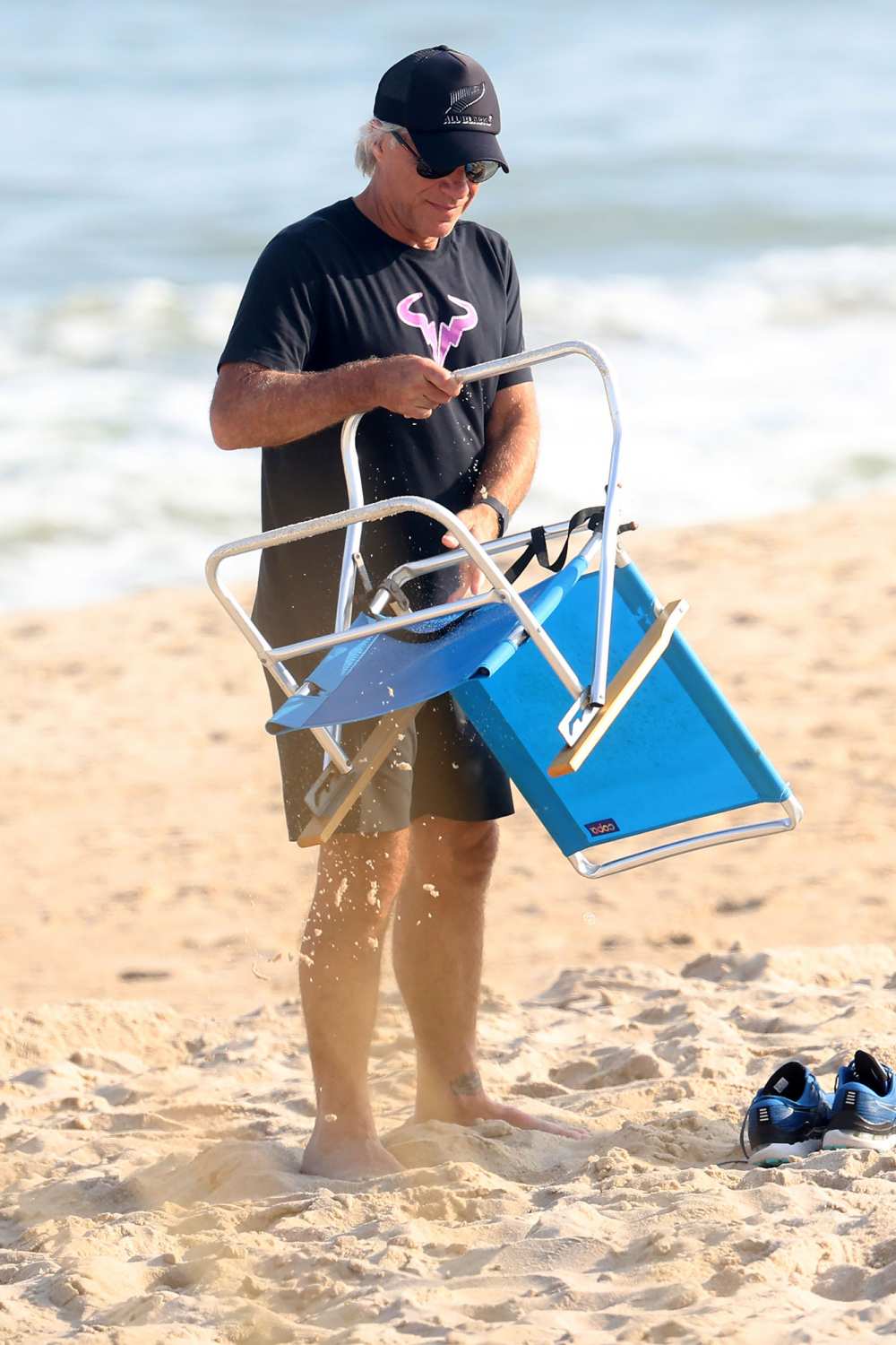 Jon Bon Jovi They Cannot Figure Out How to Fold the Beach Chair Just Like Us