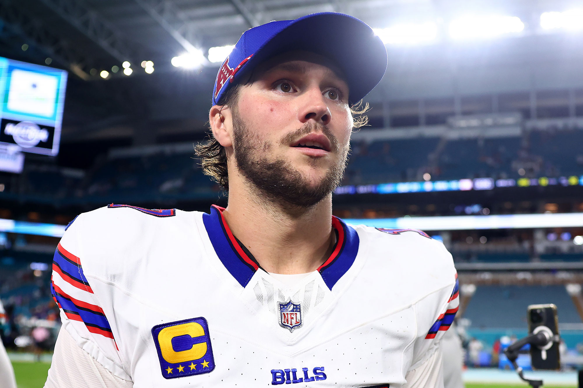 QB Bills Джош Аллен «молится» за Туа Таговайлоа после сотрясения мозга